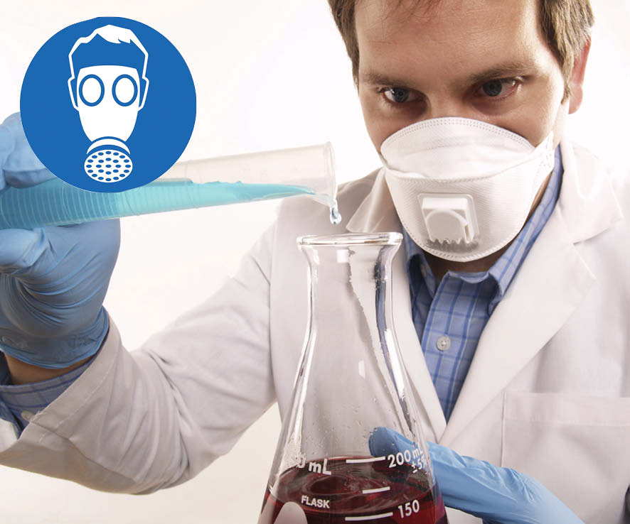 En person som använder andningsskydd och som arbetar på ett laboratorium.