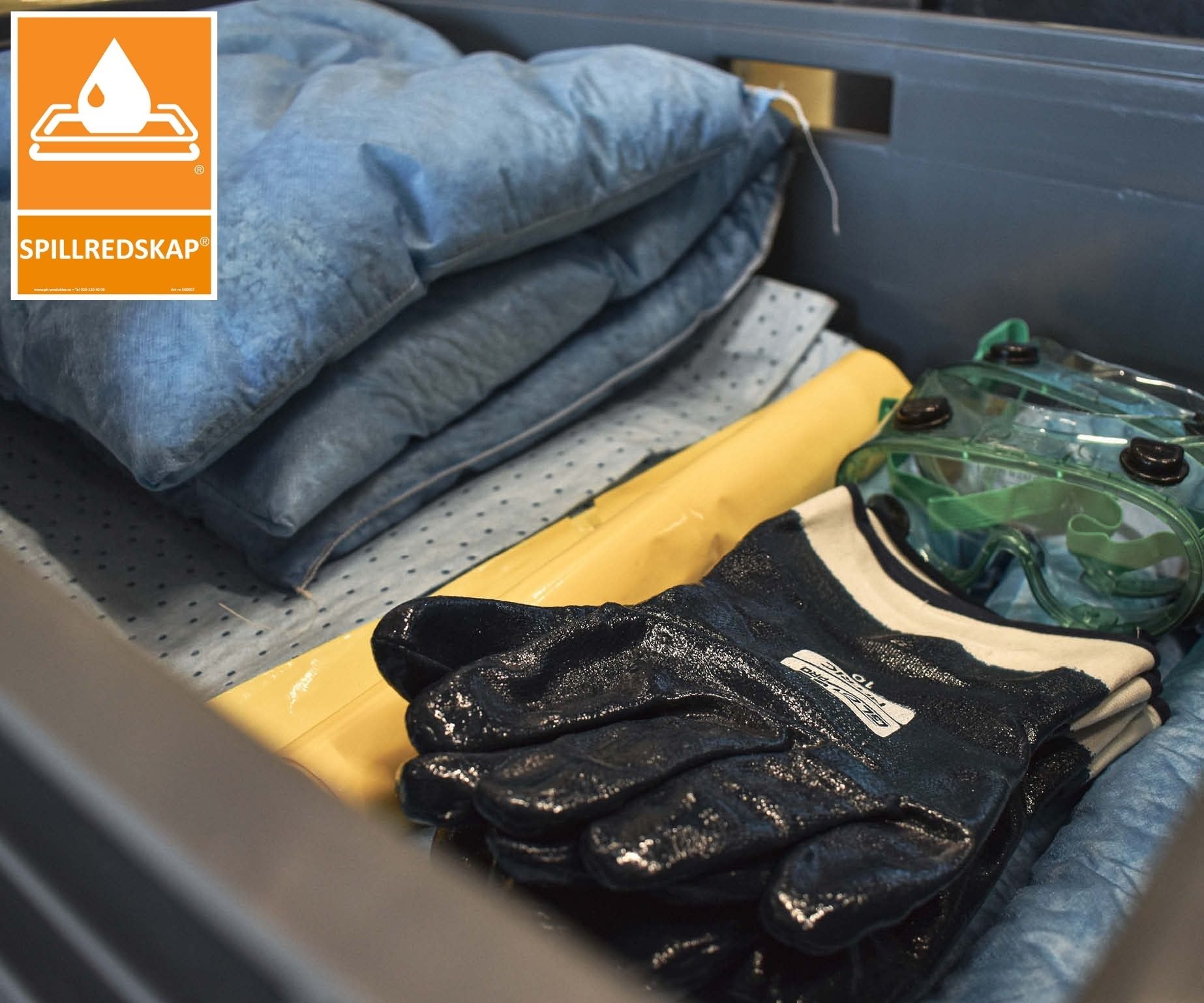 Närbild på ett spillkit - spillredskap som ligger i en redskapslåda