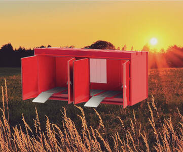 En röd miljöcontainer med dubbla dörrar och påkörningsramper.