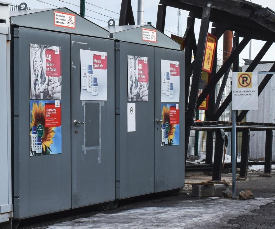 Två stycken gasskåp för förvaring av gasolflaskor.