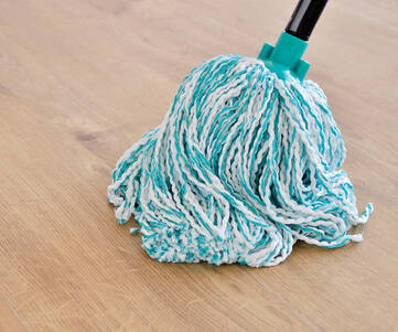 Mopp med rengöringsmedel som tvättar ett golv.