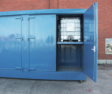 Brandklassad container med öppen dörr, inuti står en IBC-behållare.