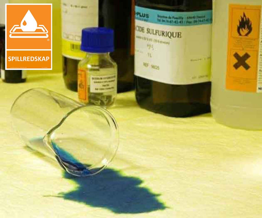Provrör som vält, och spillt ut en blå vätska på en kemabsorbent,