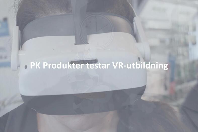 Person med VR-glasögon på sig. Text över bilden "PK Produkter testar VR-utbildning".