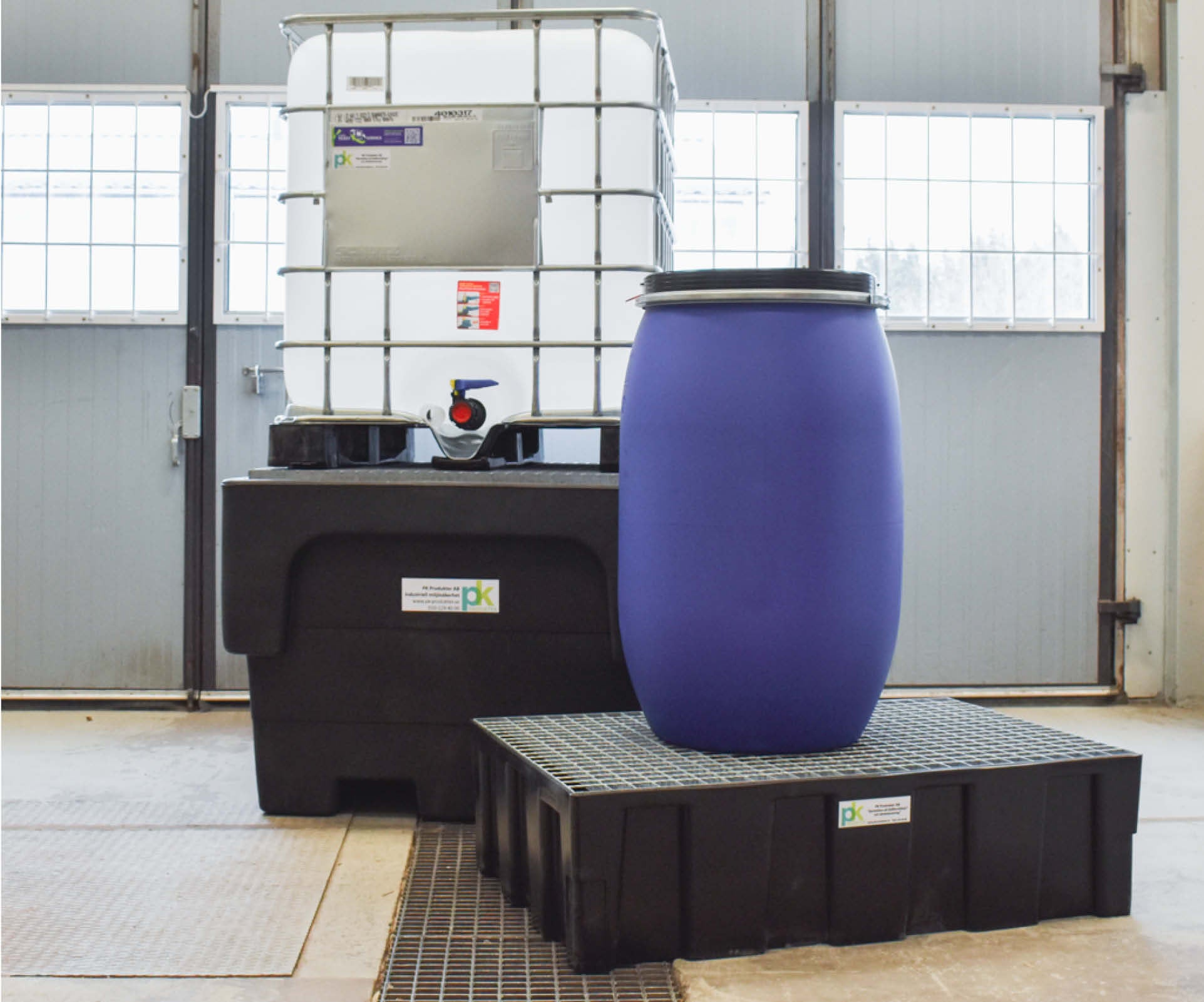 Uppsamlingskärl av plast för fat och mindre förpackningar med ett blått plastfat på, uppsamlingskar av plast för IBC med en IBC-behållare på.