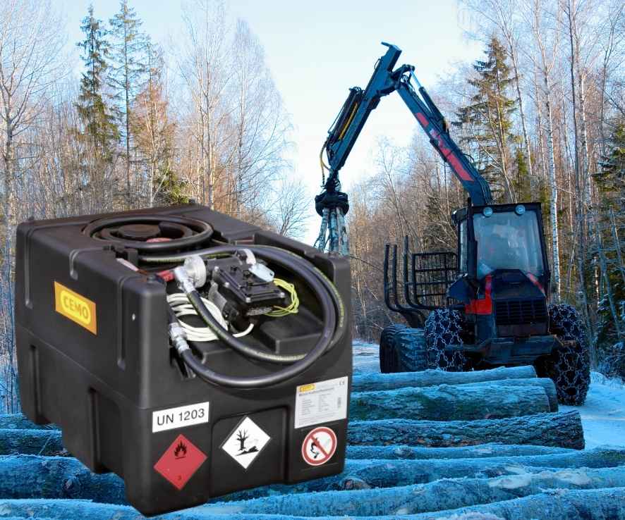 En mobil bensintank framför en skogstraktor.
