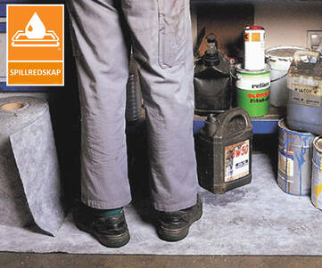 Universal absorbent utrullad för att skydda golv mot spill. På golvet syns benen på en person, och det står hinkar och olika kemikalier på absorbentmattan.