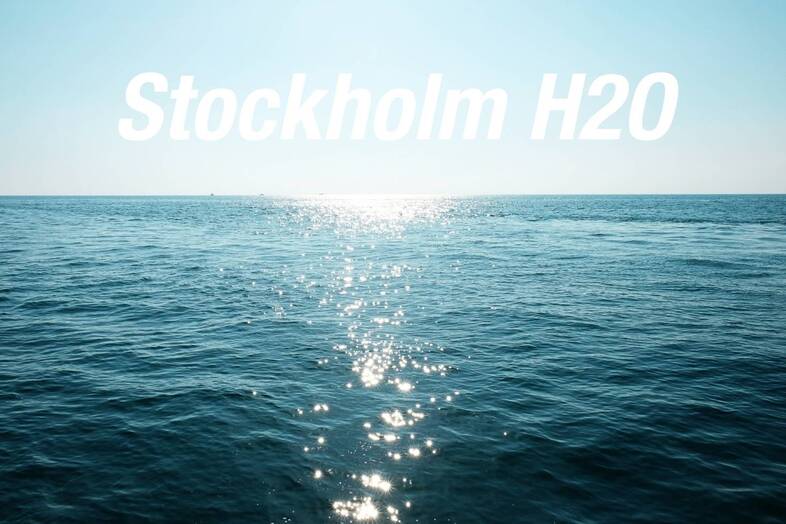 Hav med solglitter, text över bilden "Stockholm H2O"