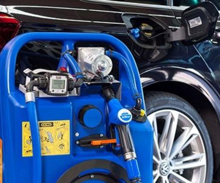 En mobil adblue tank framför ett fordon.